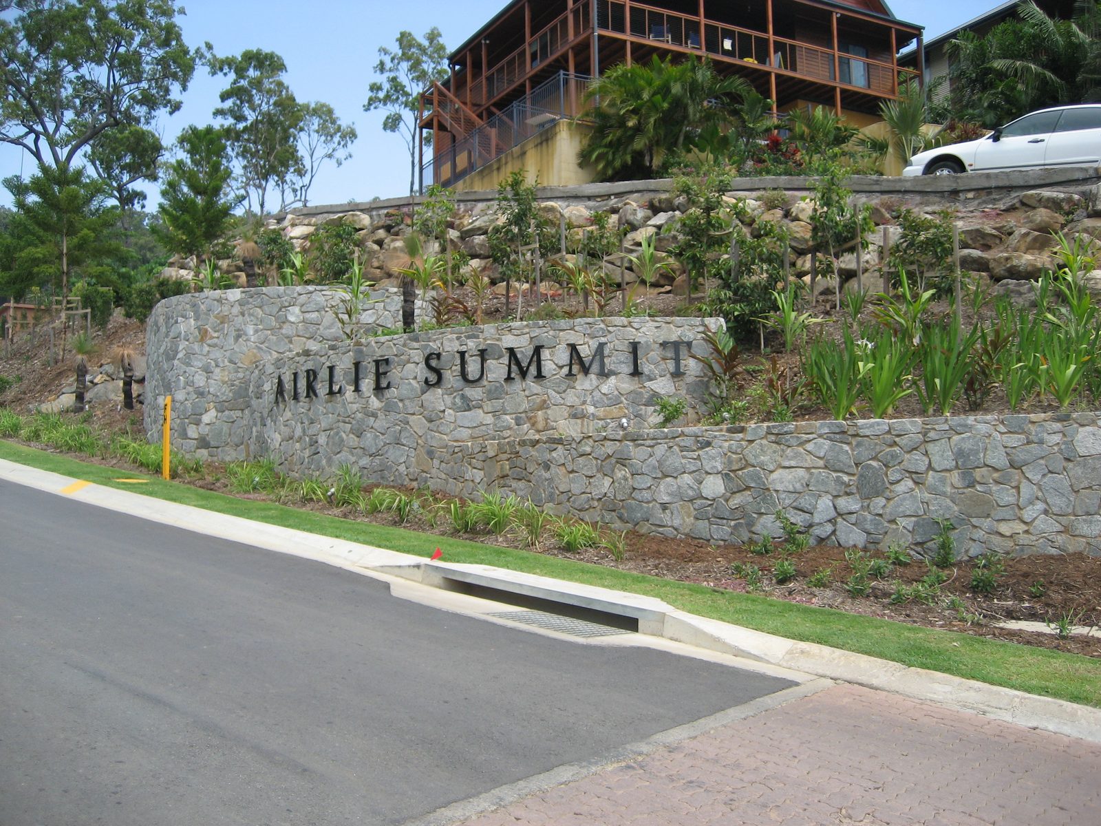 Airlie Summit, Airlie Beach, QLD — exterior finishes arlie summit entry sign 1